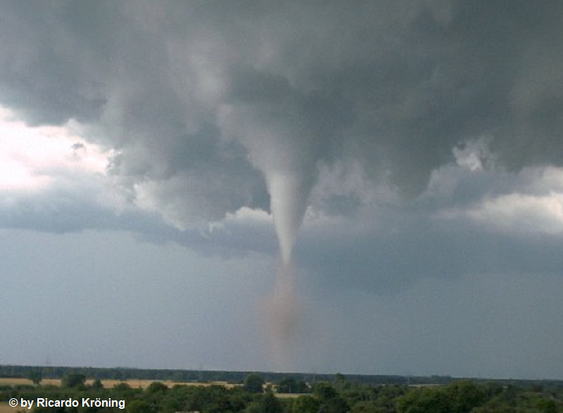 Nach einem tornado in der gemeinde großheide in ostfriesland werden bei tageslicht die massiven schäden sichtbar: Tornado Grossheide - Sebastian Kessler Meteokessler Twitter