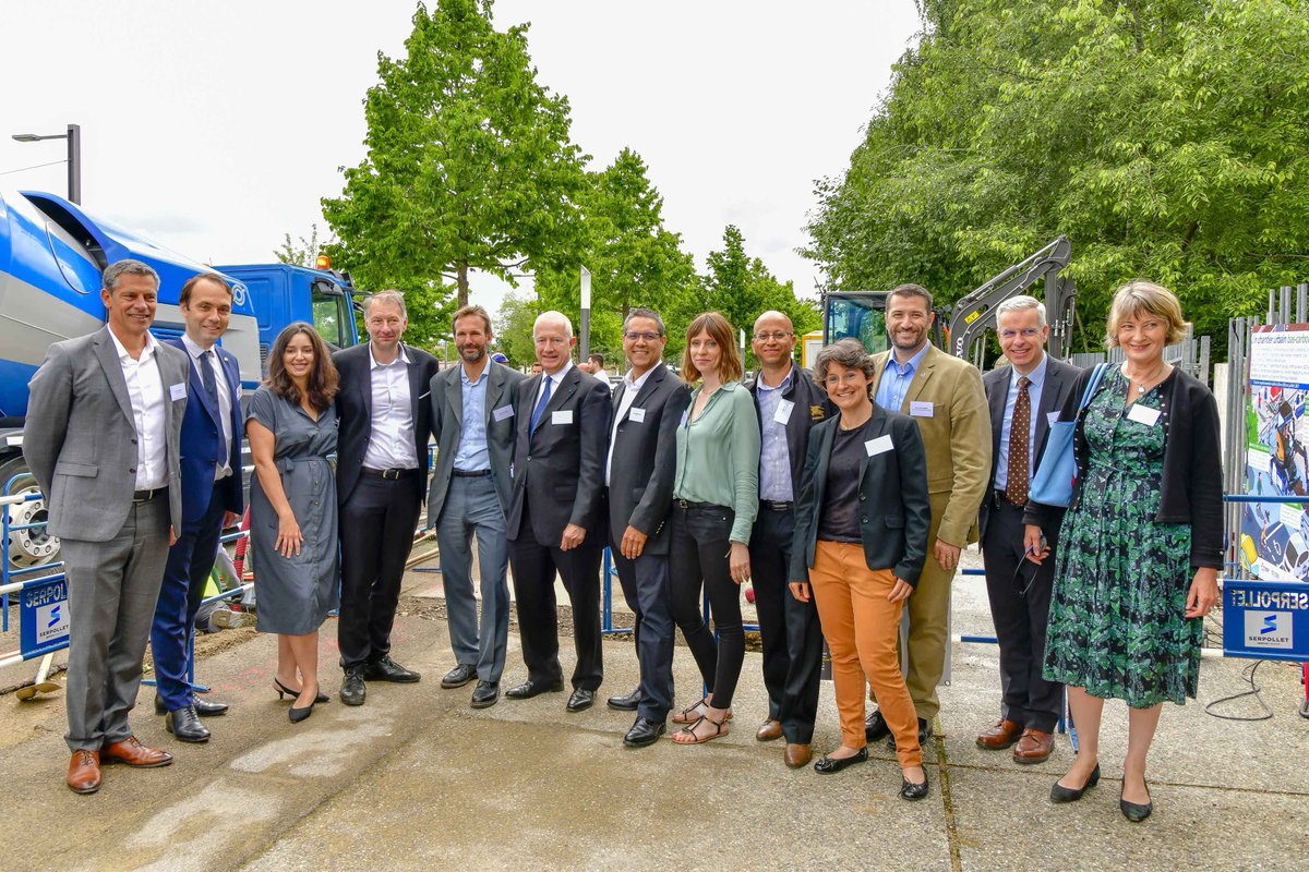 Des collectivités (<a href="/grandlyon/">Métropole de Lyon</a>, @VilledeBron) et des industriels (<a href="/EDF_AuRhAlpes/">EDF Auvergne-Rhône-Alpes</a>, <a href="/GroupeSERFIM/">SERFIM</a>, <a href="/VolvoCEGlobal/">Volvo CE</a>, <a href="/BoschRexrothFR/">Bosch Rexroth France</a>, Vicat) expérimentent ensemble un #chantier urbain #décarboné dans la région lyonnaise !

📸 © Xavier Chabert