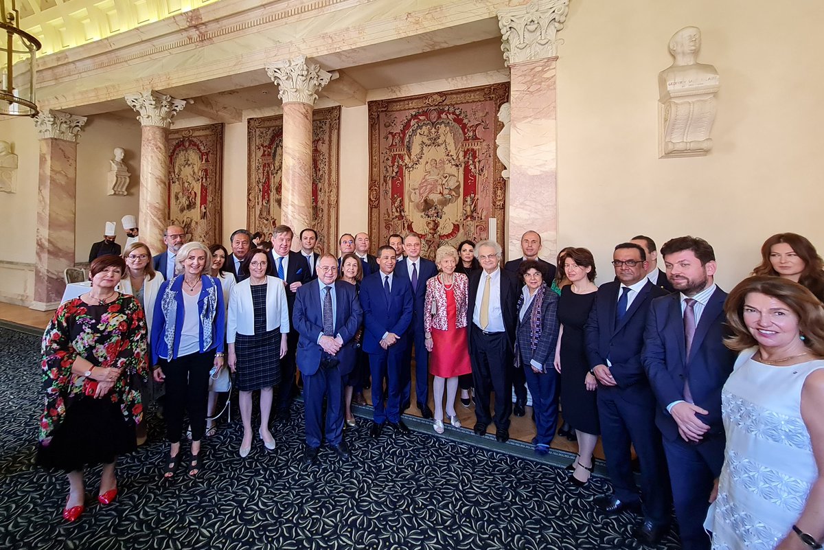 Groupe des Ambassadeurs Francophones de France (@gaffrance) on Twitter photo Le grand écrivain franco-libanais Amin Maalouf, lauréat du Grand Prix du <a href="/GAFFrance/">Groupe des Ambassadeurs Francophones de France</a> pour son sublime "Naufrage des civilisations". Merci au Secrétaire Perpetuel de l'Académie Française, HélÚne CarrÚre d'Encausse et à <a href="/InstitutFrance/">Institut de France</a> pour le partenariat et le bel accueil ! Le grand écrivain franco-libanais Amin Maalouf, lauréat du Grand Prix du <a href="/GAFFrance/">Groupe des Ambassadeurs Francophones de France</a> pour son sublime "Naufrage des civilisations". Merci au Secrétaire Perpetuel de l'Académie Française, HélÚne CarrÚre d'Encausse et à <a href="/InstitutFrance/">Institut de France</a> pour le partenariat et le bel accueil !