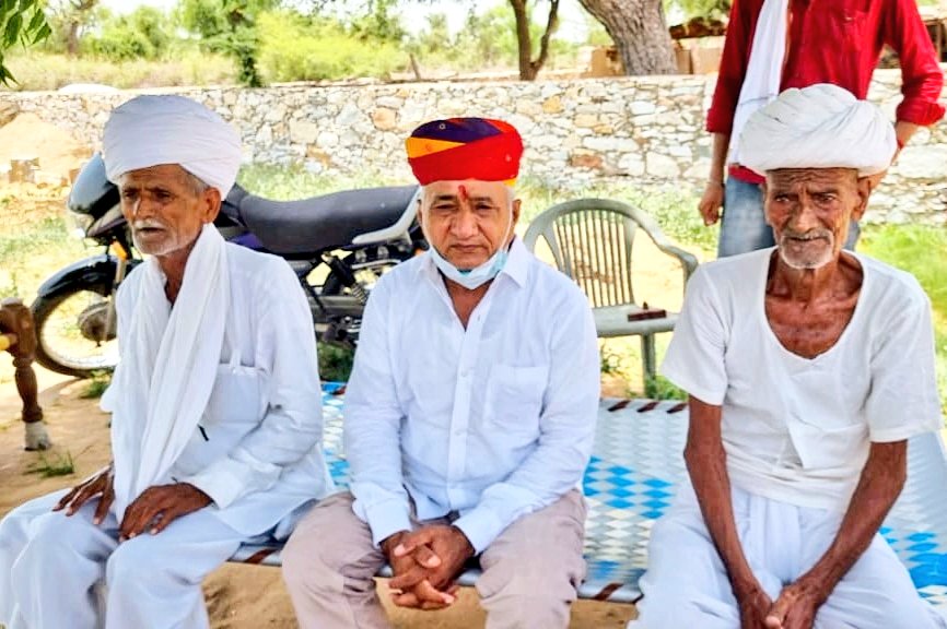 जद दीखै मन धोळी धोती हेर माथा पर धोळो साफो,
जीव सोरो घणु हुवै, अर मान बडाउ म नित आंको♥️