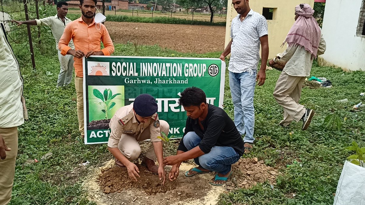 SigInnovation's tweet photo. हमारे संस्था #सोशल_इनोवेशन_ग्रुप के #मिशन_5100 पौधारोपण अभियान के तहत आज खरौंधी थाना परिसर में 15 फलदार पौधे लगाया गया। साथ ही ग्रामीण क्षेत्रों में पौधा वितरण भी किया गया। @byadavbjp @moefcc @roysaryu @SunnyPalamu @sunny_sharad https://t.co/mYXUxhPrFA