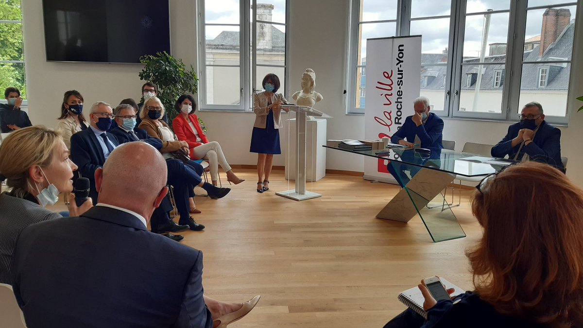BdT_PDL's tweet photo. Présentation de la foncière commerce Metropolys à @alaingriset et @JoelGiraud05 à @larochesuryonfr, en présence des fondateurs @oryon85 @EPFVendee @CreditMutuel @BanqueDesTerr @grossatmignod @Fra_Raynaud @Valentin_Josse, d'@anne_sicard et de Benoît Brocard, Préfet de Vendée https://t.co/DW3DVNpSpZ