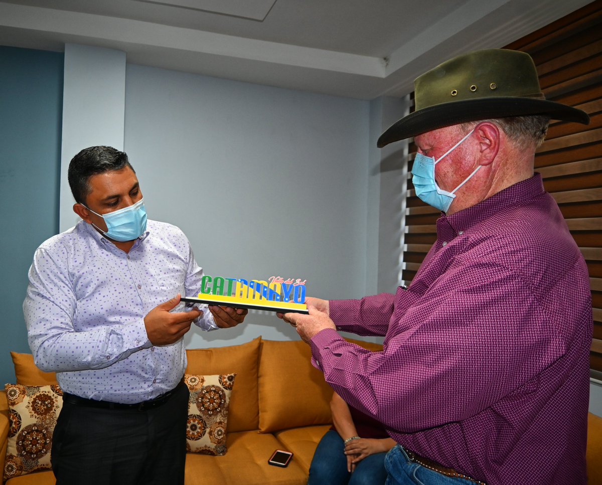 GADCatamayo's tweet photo. #Catamayo. Dr. Randall Moore, Juez del condado de Abilene, Texas, visitó al alcalde @armafigue, junto a su esposa Jackeline Saraguro, y funcionarios encargados de coordinar la Jornadas Medicas.  Hubo intercambio de presentes, hablaron de diferentes proyectos en temas de salud. https://t.co/ZIWtITPPyc