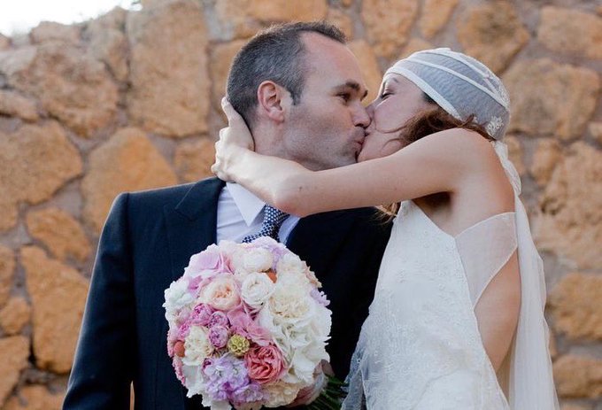 イニエスタ 最愛の妻との結婚記念日の ラブラブショット に反響 人間性も神とか フットボールゾーン 2