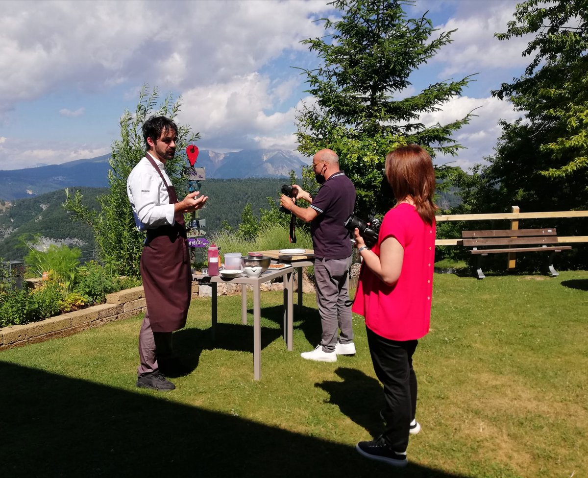 ProvinciaTrento's tweet photo. 📹📷🗃️In questi giorni in #Trentino un'antropologa e un fotografo documentarista del @MiC_Italia per raccogliere testimonianze della cultura di minoranza, in vista di una pubblicazione @ICPI_MiBACT 👉https://t.co/yyF0k1DpET
#diversitàlinguistica #Mocheni #Ladini #Cimbri https://t.co/JIvFfyfqH6
