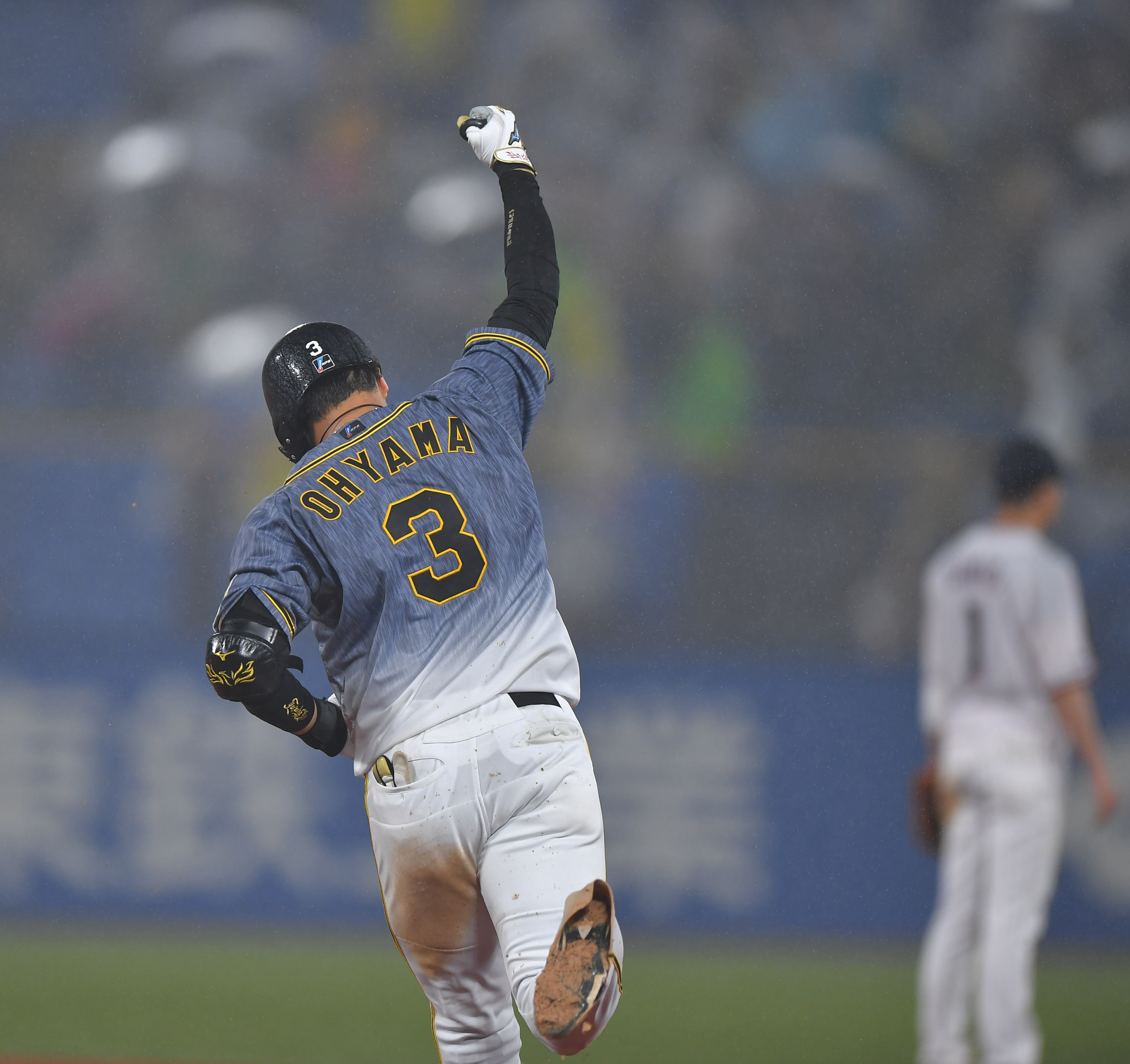 阪神情報 サンスポ Pa Twitter 虎アルバム 21 7 8 ヤクルト戦 神宮 本日のヒーローは８回に勝ち越しの３ランを放った 大山悠輔 選手 ガッツポーズに笑顔 キャプテンお見事です 撮影 今野顕 水島啓輔 T Co Ricfjraesm Twitter
