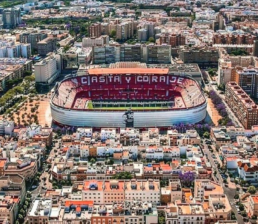 You've got to love a stadium in the heart of the city! Sevilla FC's Estadio Ramón Sánchez Pizjuán 😍🤍❤️🖤😍