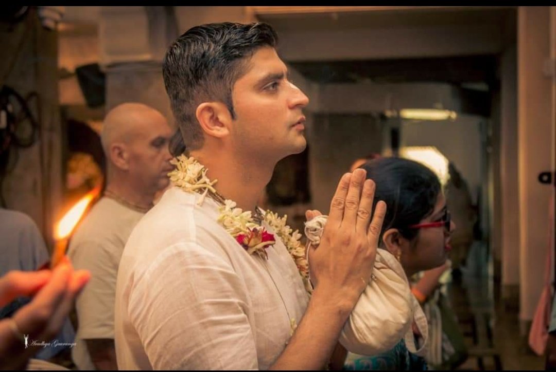 Sayanti99831088's tweet photo. #RathYatraWithGKD
Always Remember that He watches everything. Get ready to face your Karmas, If you harass his devotee like this. Remember, If he could play flute for his lovers, then he can even pick Sudarshana to kill those who harasses his devotees. Haribol 🙏🙏 https://t.co/CdHyGmcB7W