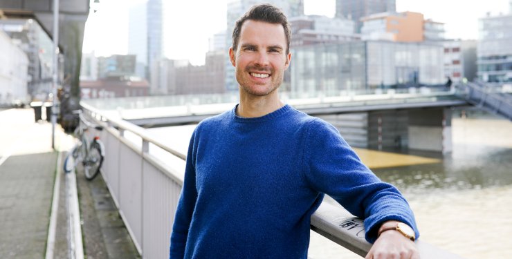 Warum man beim vermeintlich trockenen Thema Wirtschaft auch mal lachen darf und warum Kritik im Grunde Liebe ist, erklärt <a href="/MaximilianNow/">Maximilian Nowroth</a>, Gründer von #WasMitWirtschaft, im Gespräch mit <a href="/timbokowski/">Tim v. Olphen</a> in unserer Blogreihe "Journalismus und sein Publikum".
💻 leibniz-hbi.de/de/blog/ohne-d…