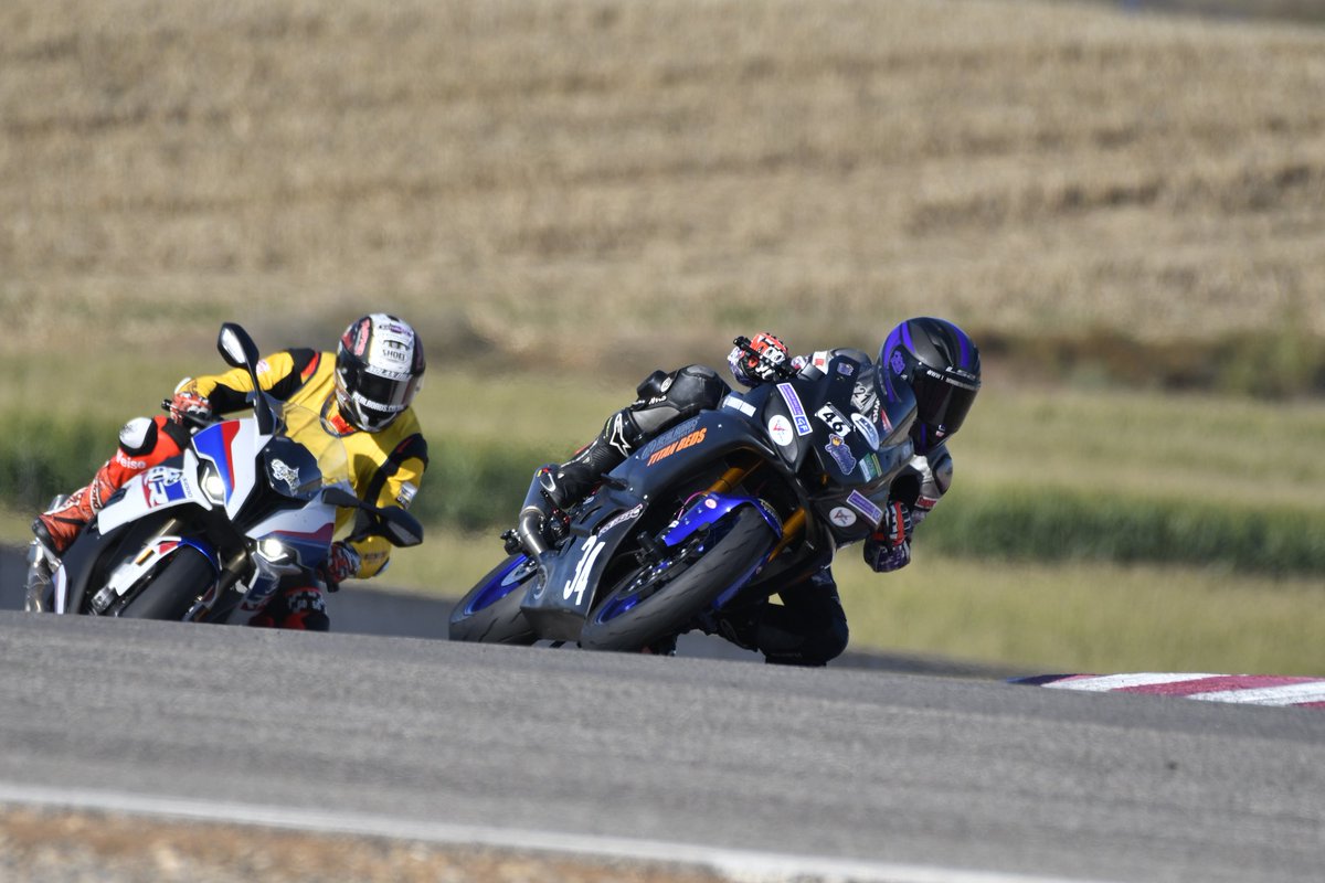 LissyRacing34's tweet image. #ThrowbackThursday to when I had to show @peterhickman60 the way around @cicuitalcarras on a @Pacedayz trackday 🤔🤔🤦‍♂️🤣🤣🤣 😝😝😝