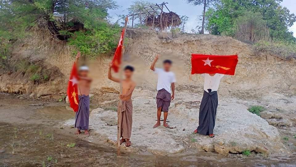 sggrvlyouth's tweet photo. Some youths in #Nat_Mauk Township, Magway Division, protested the fall of the military dictatorship on the evening of July 8.

#StopTorture
#July8Coup
#WhatsHappeningInMyanmar https://t.co/8z1Lz5pksX