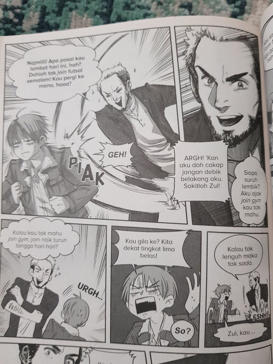 Tiberr post: My first published 'horror' comic is Komik Hologram (i don't know if its in circulation anymore lol maybe still ada kat shopee Galeri Ilmu).
Its a slapstick horror short story gig. Kinda clichr but all fun.
But it bombed because I am too busy to sell it myself 😂 