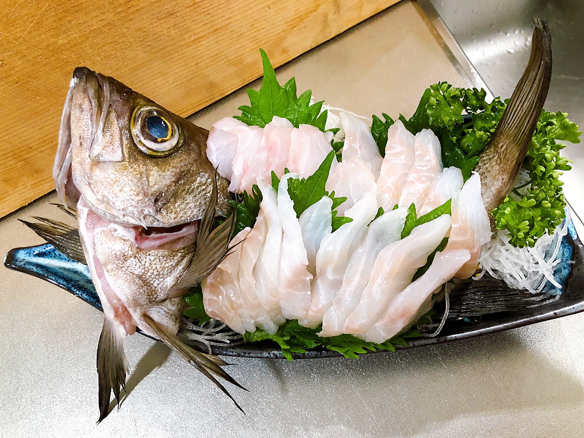 えまきち 本日は4日熟成根魚の刺し盛り御膳 メバルの姿造り ホウボウの昆布締め アイナメの刺身 メバルは少しぷりっと歯応え残ってて 昆布締めは柵で1日置いてちょうど良い感じ アイナメは柔らか い 噛んでると甘みが出てきて美味しかったです 今日