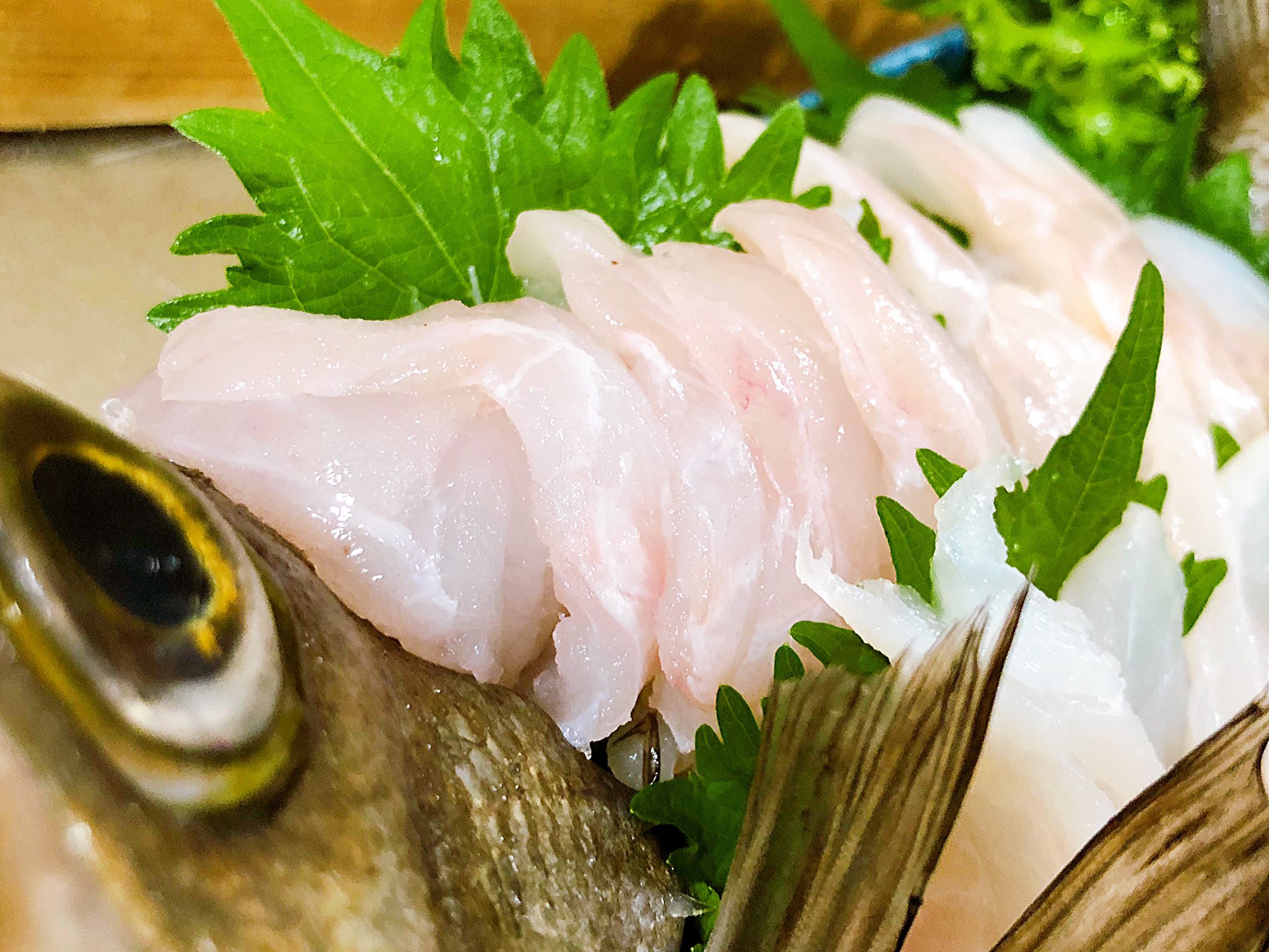 えまきち 本日は4日熟成根魚の刺し盛り御膳 メバルの姿造り ホウボウの昆布締め アイナメの刺身 メバルは少しぷりっと歯応え残ってて 昆布締めは柵で1日置いてちょうど良い感じ アイナメは柔らか い 噛んでると甘みが出てきて美味しかったです 今日