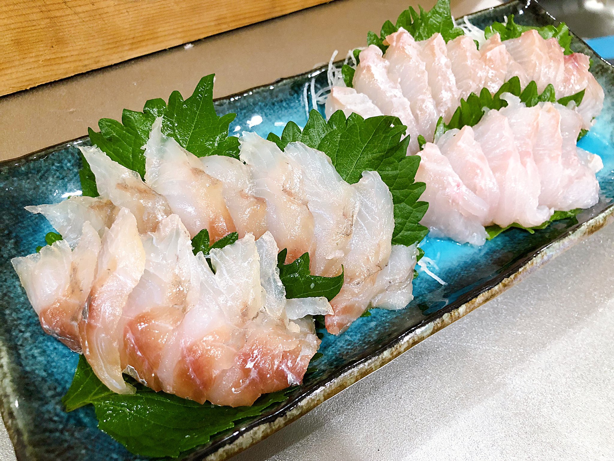 えまきち 本日は4日熟成根魚の刺し盛り御膳 メバルの姿造り ホウボウの昆布締め アイナメの刺身 メバルは少しぷりっと歯応え残ってて 昆布締めは柵で1日置いてちょうど良い感じ アイナメは柔らか い 噛んでると甘みが出てきて美味しかったです 今日
