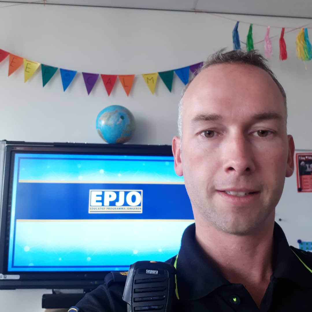 Politieles op de Mauritsschool!
Op verzoek van de school heb ik vanmiddag de groepen 8 themales gegeven over onder andere nepvuurwapens, drugs en social media/cyberpesten.
Echt heel betrokken leerlingen en goede vragen en antwoorden. Dank jullie wel daarvoor!