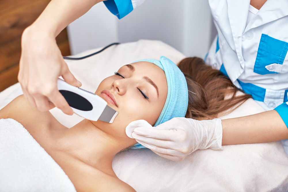 Cada vez son más y mejores los tratamientos para la limpieza y regeneración de la piel. Uno de ellos es el peeling ultrasónico y hoy, desde Material Estética, queremos contarte qué es y para qué sirve.

diacristiano.com/que-es-el-peel…
