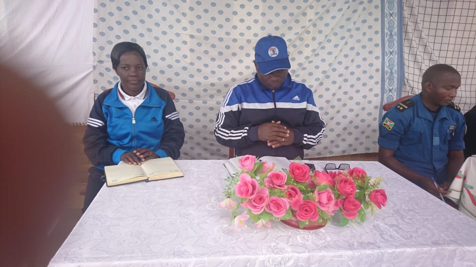 HavyarimanaAlp1's tweet photo. #Burundi Réunion de sécurité tenue ce 7/07/021 par Consolateur Nitunga  Gouverneur de @RumongeProvince à l'endroit de la population de la zone #Rutongo de la commune #Muhuta. Renforcement de la sécurité était un mot d'ordre.@MininterInfosBi https://t.co/R45yNDzDHu