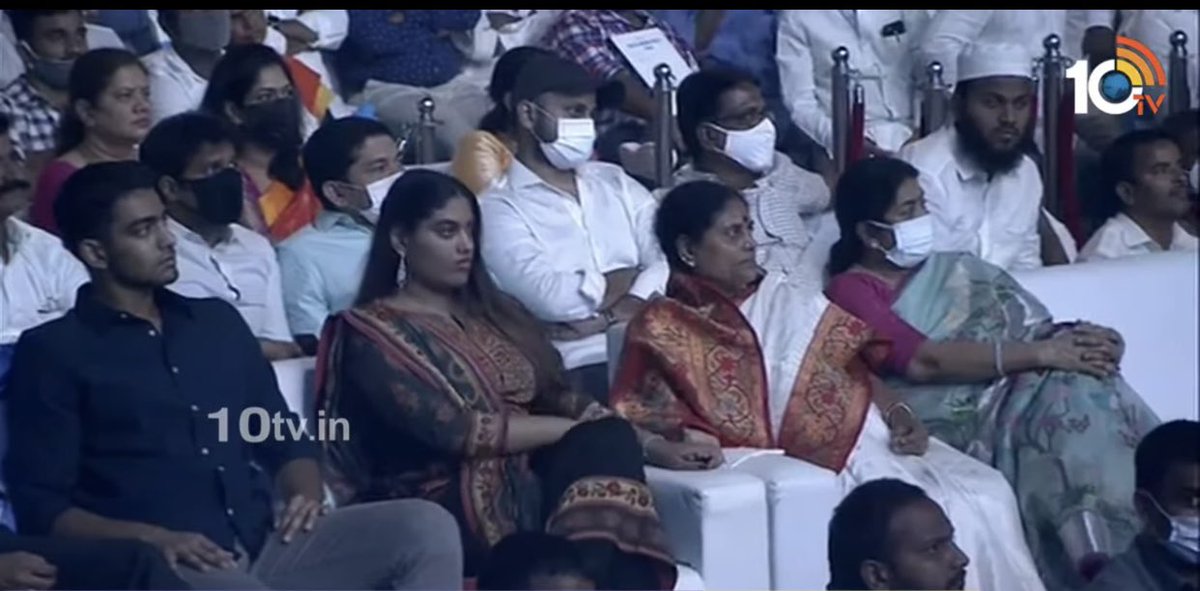 RakeshReddyINC's tweet image. ఒక పార్టీకి గౌరవ అధ్యక్షురాలు గా ఉంటూ మరో పార్టీ ఆవిర్భావ దినోత్సవం లో పాల్గొనడం దేశ రాజకీయాల్లోనే మొట్టమొదటిసారిగా చూస్తున్నాం.

@YSRCParty సిద్ధాంతాలతో విలువలతో కూడిన రాజకీయ పార్టీ అయితే వైఎస్ విజయమ్మ ను తక్షణమే @ysjagan గారు పార్టీ నుంచి సస్పెండ్ చేయాలి.

#YSRTP