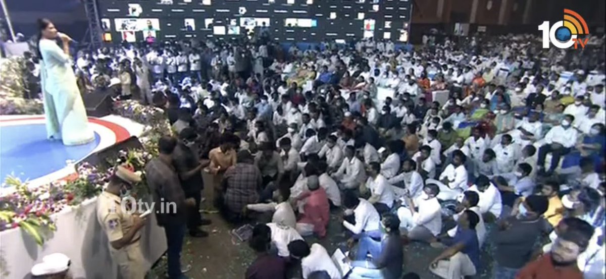 RakeshReddyINC's tweet image. ఒక పార్టీకి గౌరవ అధ్యక్షురాలు గా ఉంటూ మరో పార్టీ ఆవిర్భావ దినోత్సవం లో పాల్గొనడం దేశ రాజకీయాల్లోనే మొట్టమొదటిసారిగా చూస్తున్నాం.

@YSRCParty సిద్ధాంతాలతో విలువలతో కూడిన రాజకీయ పార్టీ అయితే వైఎస్ విజయమ్మ ను తక్షణమే @ysjagan గారు పార్టీ నుంచి సస్పెండ్ చేయాలి.

#YSRTP