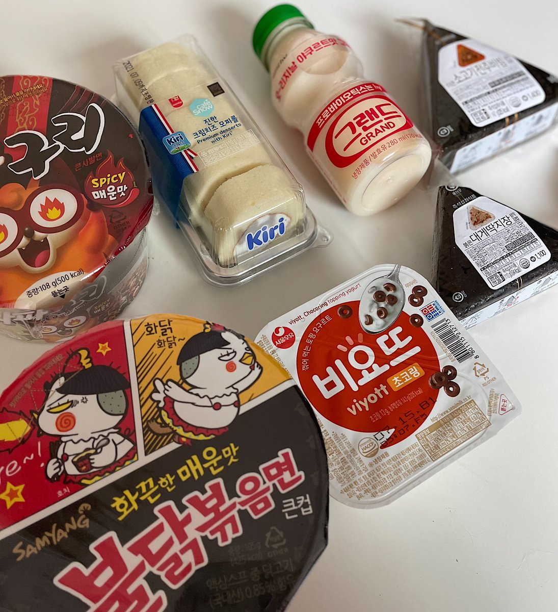 yoyojangin's tweet photo. 最近、コンビニに行ってめちゃ買っちゃう💕🤟🏻
🍥🍜 #짜파구리 #불닭볶음면 #비요뜨
#먹방 #mukbang #koreafood #韓国コンビニ #kvlog #koreavlog https://t.co/SKS68gw5Z1