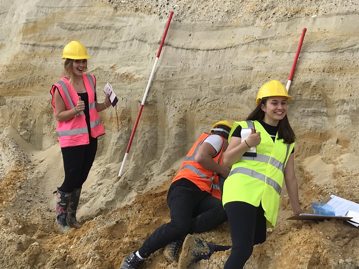 SwchsGeology's tweet photo. Nothing says #girlsintogeoscience than these lovely ladies enjoying fieldwork today! @girlsingeosci @tweetswchs @swchssixthform https://t.co/MxhmoYRVck