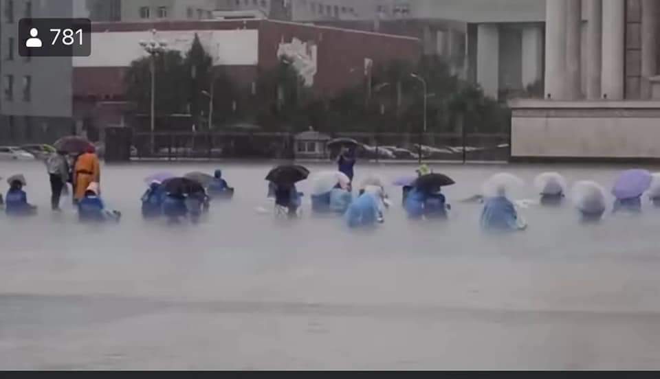 2021.07.05
Энэ бол ширүүн бороонд сууж байгаа #өчүүхэн_цалингаа нэмүүлэхийг хүссэн хэдэн мянган Цагаан нөмрөгтэй нөхдийн минь хэсэг нь... 👏😳🙁😩
Үлдсэн нь араа дааж байгаа... 
Тэднийгээ манлайлан явж байгаа хэд бол жинхэнэ баатар.
#Суулт үргэлжилсээр, #ЗГ, УИХ Үл тоосоор...