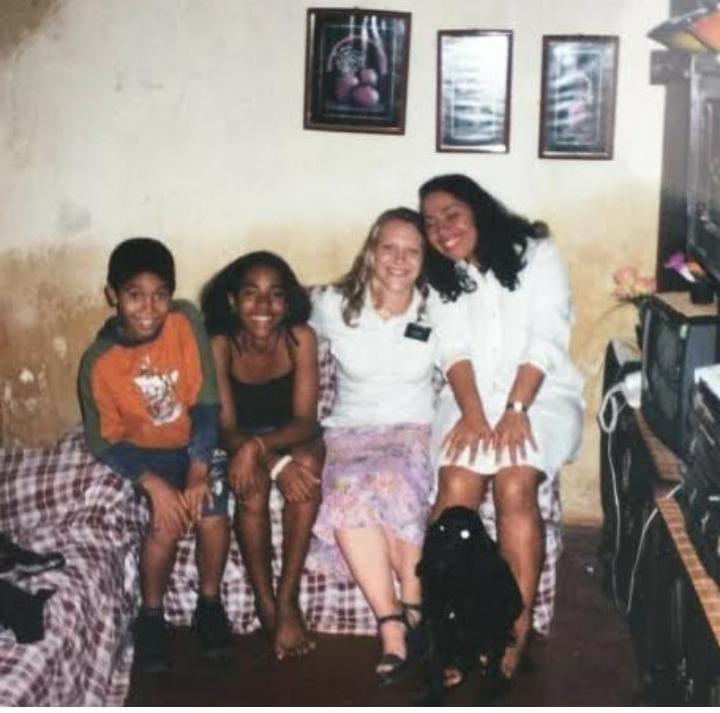 GilDoVigor's tweet photo. EU, Janielle, uma amiga, mainha e Minha amada, Gabi! A humildade me ensinou a ser forte e como falei hoje durante o programa, a única saída para mudar de vida, era os estudos!!! Obs: conseguimos perceber as marcas da cheia nas paredes. Outro pesadelo sempre foi a infraestrutura! https://t.co/Fv0L3ivMmZ