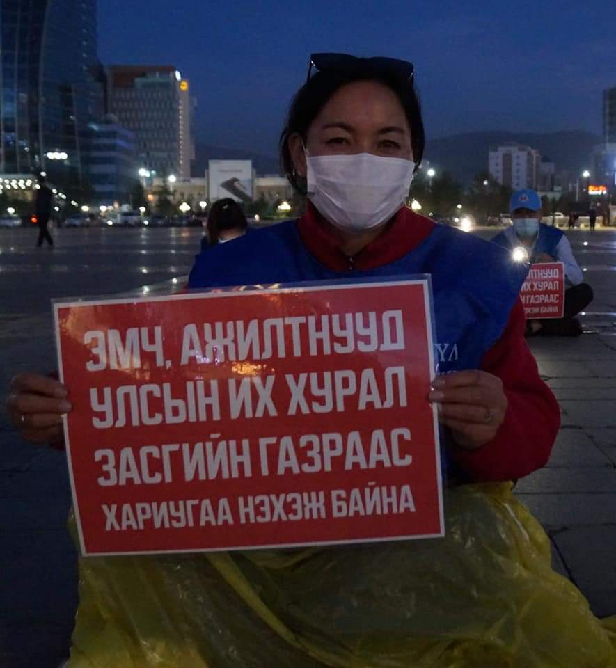 Сүхбаатарын талбайд суусаар. ШААРДЛАГЫН ХАРИУГАА НЭН ЯАРАЛТАЙ ӨГӨХИЙГ ШААРДАЖ БАЙНА✊📍✊ 2021.07.05 Шөнийн 22 цаг