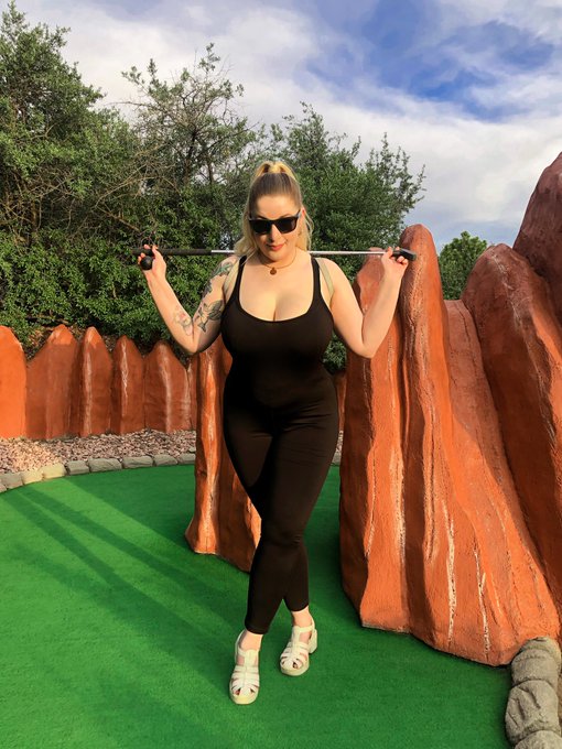 i have to be the prettiest person at mini golf for some reason 💅 https://t.co/bgNqc9bidK