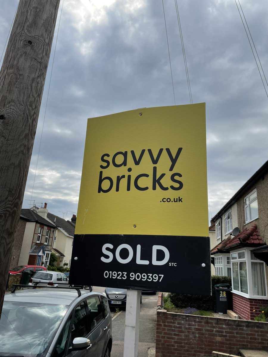 likemindedfree1's tweet photo. It’s been a long journey and we are now finally in our new home 🏡 in #AbbotsLangley after moving out of #London 😁thank you @savvybricks for you assistance and professional service. #NewHome #VillageLife #Hertfordshire #ThreeRivers https://t.co/sGWN8TK0wx