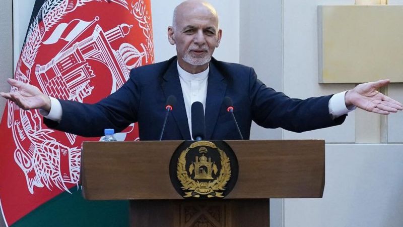 SadaeAzadi's tweet photo. ولسمشر غني د هېواد روان امنیتي وضعیت ته په اشارې سره وایي چې افغان دولت د سولې وړاندیز کړی، خو که څوک دا وړاندیز نه مني، هغه یاغي دی. نوموړي پرون یوې غونډې ته وویل د بهرنیو ځواکونو په وتلو سره افغانستان د لېږد له یوه ډېر پېچلي پړاو تېرېږي، خو افغانان د ادارې وړتیا لري.‌ https://t.co/vPsOPplHSB
