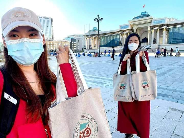 Эрүүл мэндийн салбарын цалинг 2 дахин нэмэгдүүлэхийг шаардсан суулт 9 дэх өдрөө Сүхбаатарын талбайд үргэлжилж байна. БИД ТУУШТАЙ ТЭМЦЭХ БОЛНО. ⚖️✊
⚖️х2👨‍⚕️👩‍⚕️ ХУУЛИА БИЕЛҮҮЛЭХИЙГ ШААРДАЖ БАЙНА.

2021.07.07