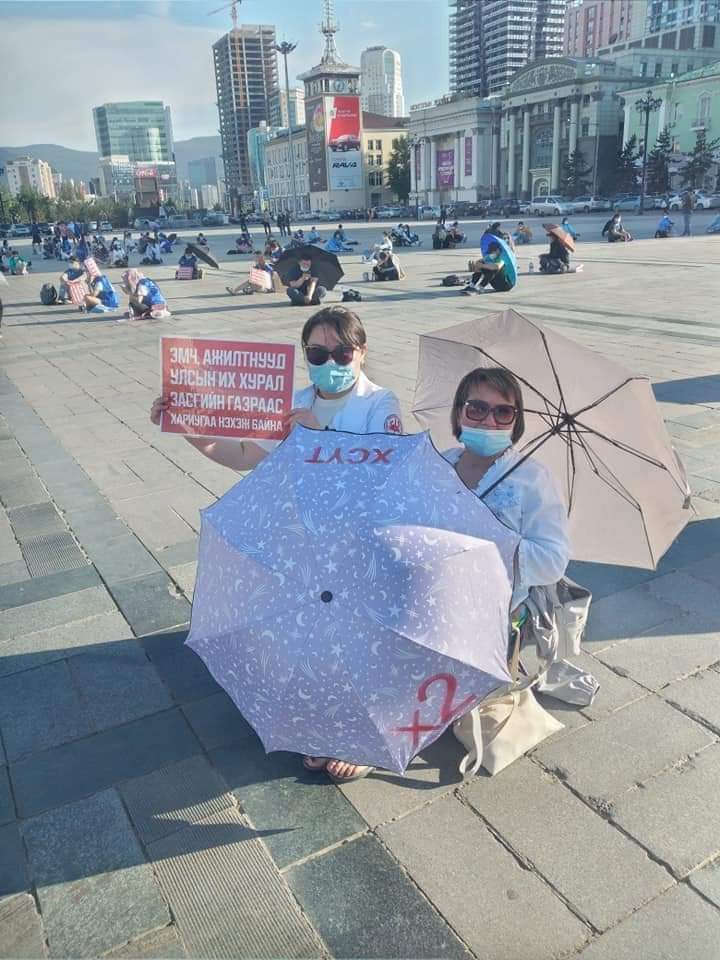 Ээлжээсээ буугаад амарчиж чадалгүй Сүхбаатарын талбайд эв нэгдлээ илэрхийлэн манайхан нэгдсээр байна. СУУЛТ ҮРГЭЛЖИЛСЭЭР...✊⚖️
2021.07.07    19 цаг 05 минут