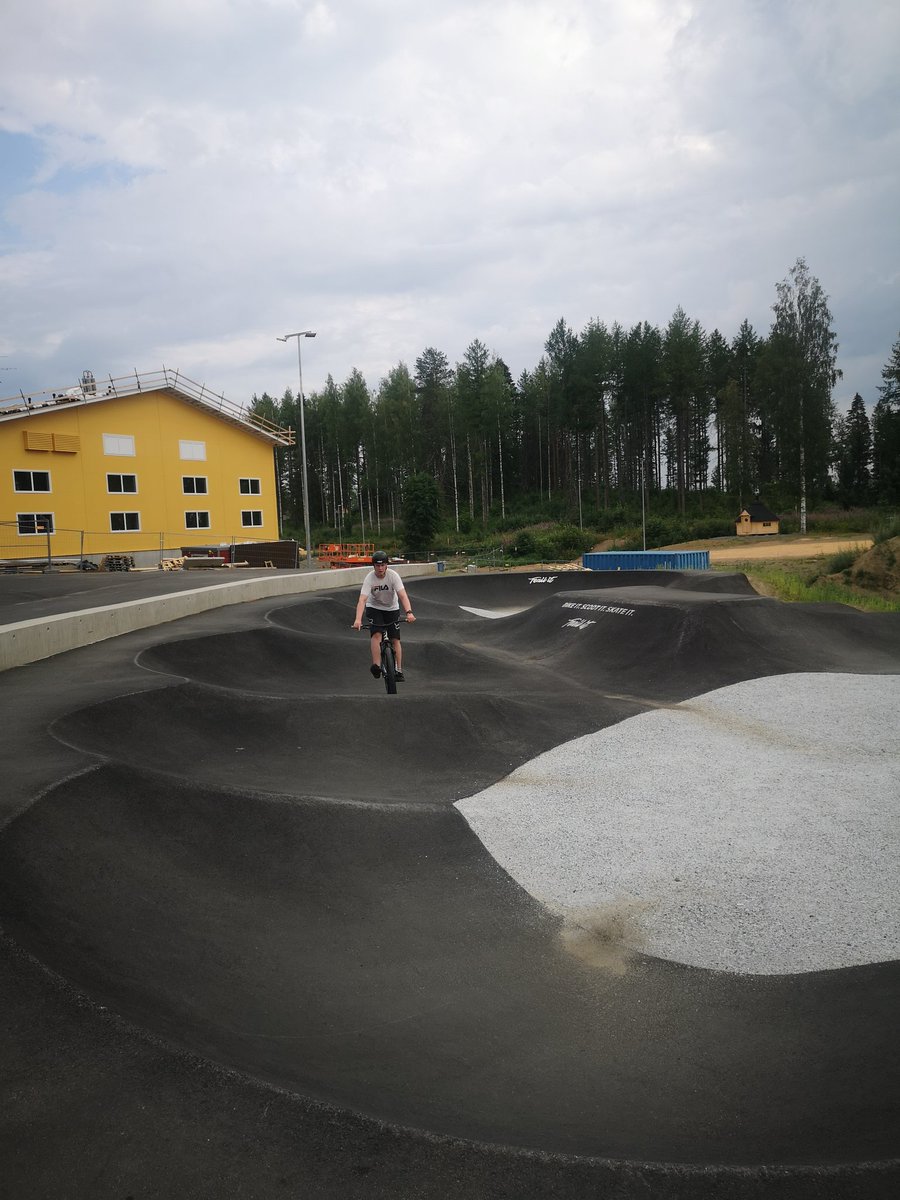 JuhaTenhonen's tweet photo. Kävin vähä aikaa ihastelee 🤩😍🙏💓💪 #pyörähommii #dirt #dirtbike #Dartmoor #Two6PlayerPro #trailit #pumptrack #tohmajärvi https://t.co/QsB0orgz4a