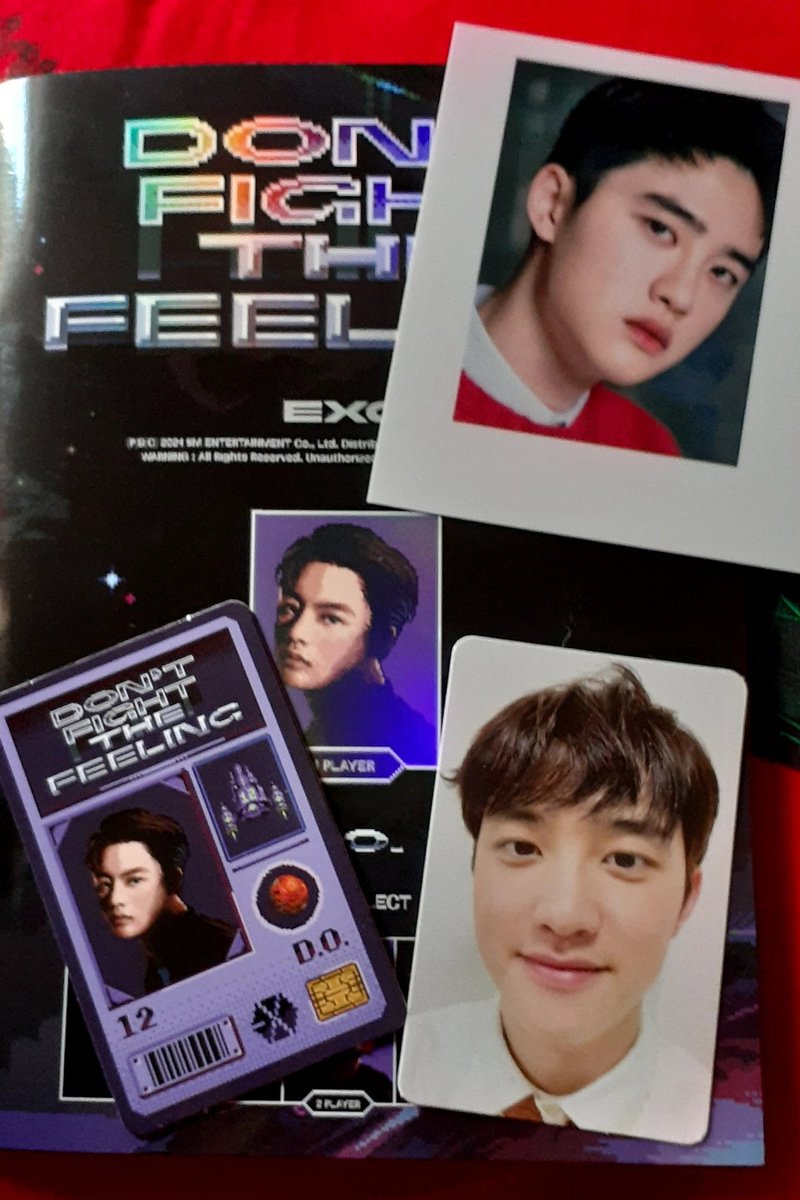 Nuz_EXOL's tweet photo. I got my dftf album yesterday 😊This is my first time purchasing album😇I'm really lucky to have same member's photo card with same member's expansion version😍 I also love those Polaroid card 💕💕 They are gifts from the shop where I buy these albums❣
#EXO #dontfightthefeeling https://t.co/VM6SIeh4z7