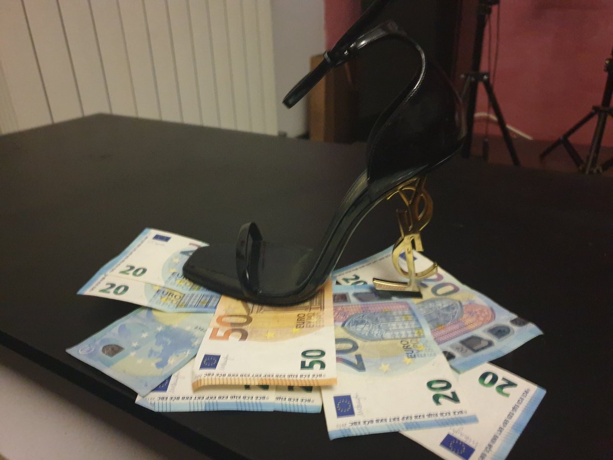 pincopaduchessa's tweet photo. Viziata come sempre .
Inutile perdente .
@rtfindom_feet  @RobertGiguere59 @rt_feet @promoslave 
#paypig  #loser #slave #cashman #mistress #prodomme #dea #goddess #bdsm #fetish https://t.co/PRmWleZKIJ