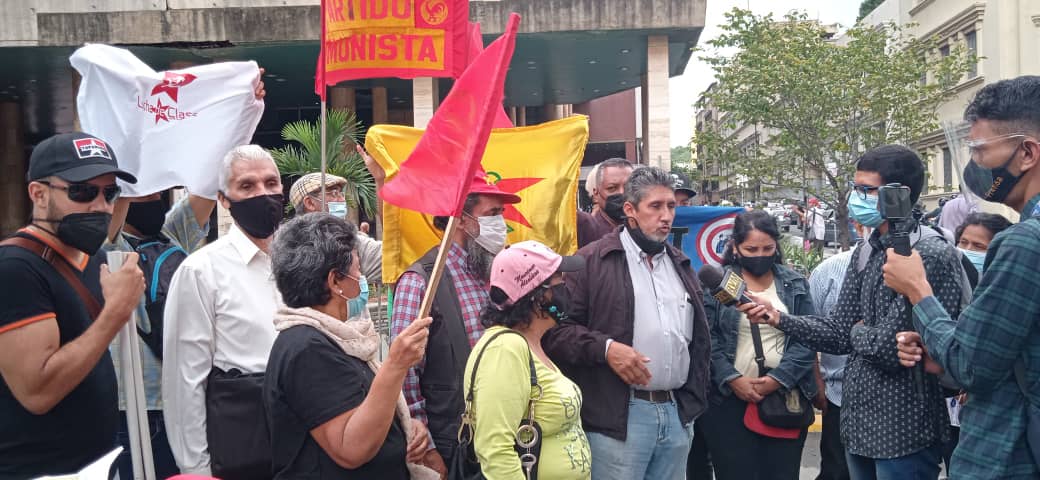 El día de hoy, #8Jul , nos dirigimos al <a href="/cneesvzla/">cneesvenezuela</a> para protestar contra el bloqueo y la censura hacia la izquierda de Venezuela.

#CNEvetaLaIzquierda
#CongresoAPR