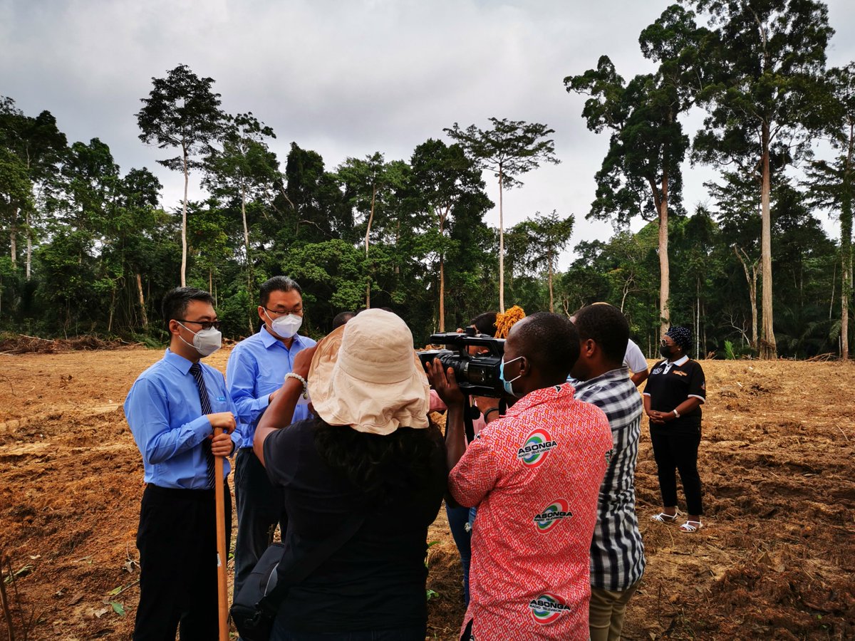 CSCEC_GE's tweet image. China State donó plántulas de café en la región continental de Guinea Ecuatorial, asistieron representantes del gobierno y representantes de agricultores de las comunidades.#CSCEC #GUINEAECUATORIAL #CHINASTATE 👉facebook.com/csceceg/posts/…
