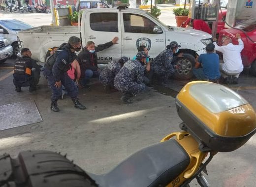 Dos imágenes y un solo país:
Policías contra   Policías contra
Estudiantes        Delincuentes

Esto es Venezuela
Cota 905