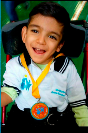 eddyarmendariz's tweet photo. ¡Familia de Twitter! Necesito de su APOYO. Estamos apadrinando a un niño con PARÁLISIS CEREBRAL para que continúe con sus estudios y tratamientos por un año. Si 2000 personas donamos $30, llegamos a la meta. Estamos a 4 DÍAS de que cierre. Regálenme un RT POR FAVOOOR 🙏🙏 (1/2) https://t.co/IEnZ8ufMTg