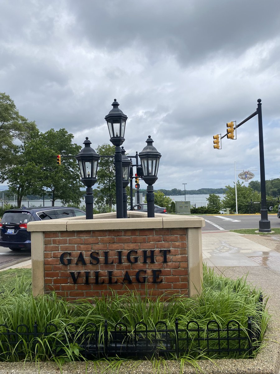 ProfFieri's tweet photo. Gated community for girl bosses https://t.co/xpQ327J9Lh