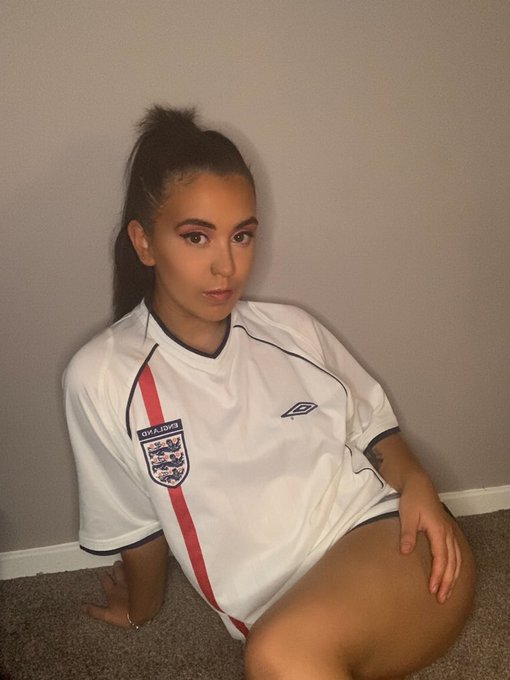 Anyone else looking forward to Sunday ?? I sure am! ⚽️ 🏴󠁧󠁢󠁥󠁮󠁧󠁿 https://t.co/U7qLqu9qUW