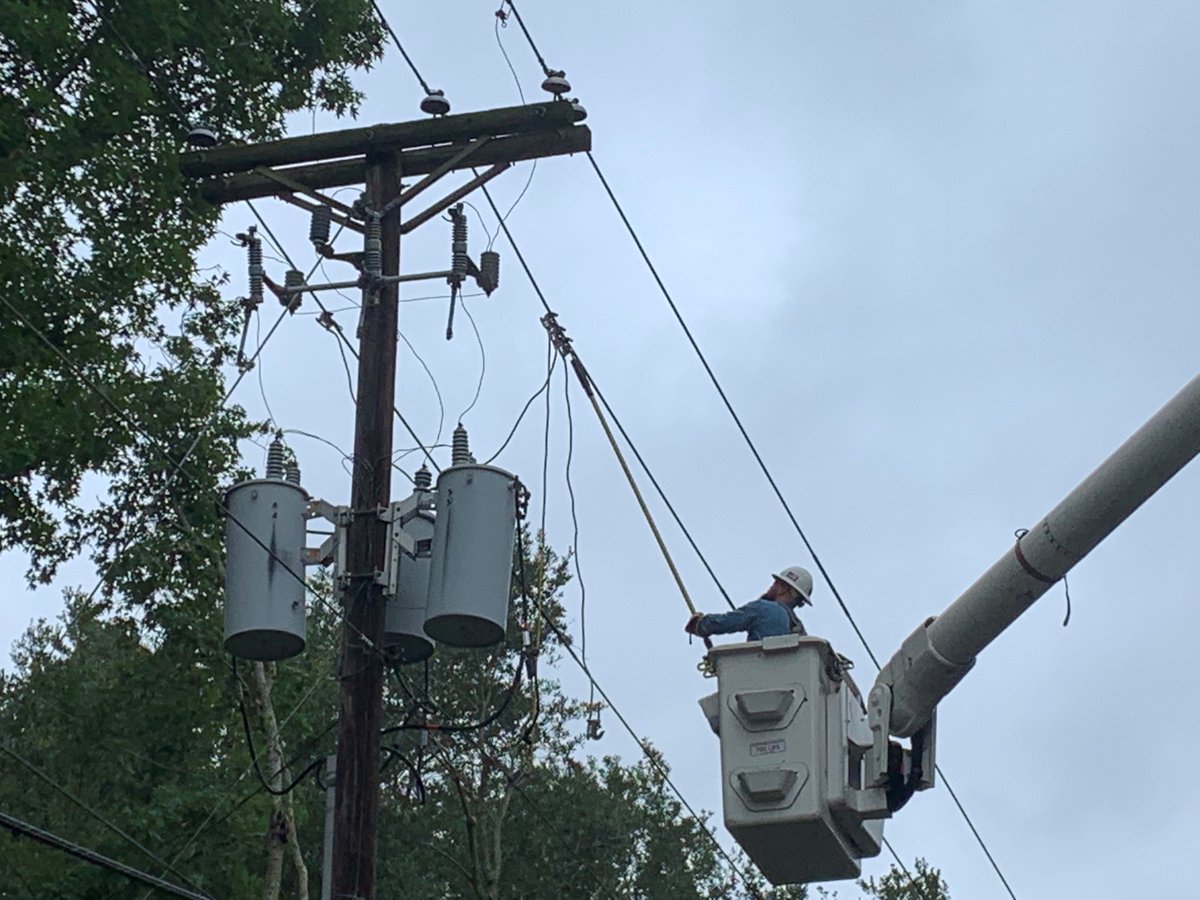 PaulDomEnergy's tweet photo. Since midnight,@domenergysc crews have worked to safely restore power to more than 26,000 customers impacted by #tselsa. Approx. 5,000 outages remain, primarily in Beaufort and Charleston. Crews will continue to work until everyone's lights are back on! #SafetyFirst https://t.co/g4JB98QB38