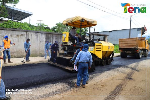 alcaldiatena's tweet photo. La vialidad es un eje fundamental de nuestra administración, por tal motivo la  Dirección de Obras Públicas de la municipalidad inicia los trabajos de asfaltado en la calle Ruiz Barona diagonal al Hospital José María Velasco Ibarra. https://t.co/ruzyXjroX0