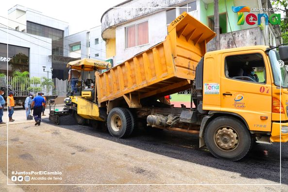 alcaldiatena's tweet photo. La vialidad es un eje fundamental de nuestra administración, por tal motivo la  Dirección de Obras Públicas de la municipalidad inicia los trabajos de asfaltado en la calle Ruiz Barona diagonal al Hospital José María Velasco Ibarra. https://t.co/ruzyXjroX0
