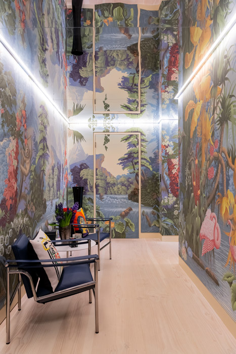 The amalgamation and refurbishment of 5 apartments to create a magnificent 5000 sq ft lateral family home in the heart of Mayfair.
The lighting scheme is flexible to complement the variety of stunning and at time bold interiors, as well as overcome certain structural restrictions