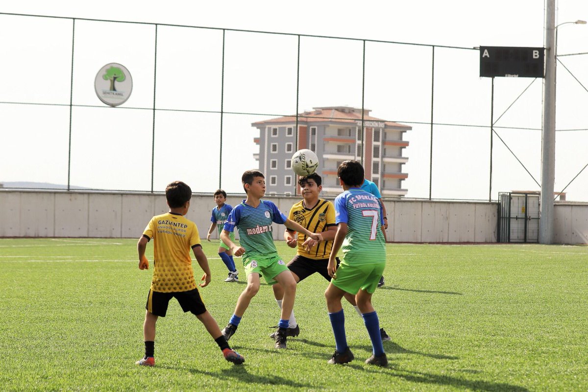 15 Temmuz Demokrasi ve Milli Birlik Günü Etkinlikleri çerçevesinde organize ettiğimiz, Futbol  Kupasında 12 farklı takımdan 240 genç krampon yeşil sahada buluştu.

Sporcularımıza başarılar diliyoruz.⚽️

<a href="/GSB_Gaziantep/">Gaziantep Gençlik ve Spor İl Müdürlüğü</a> 
<a href="/Gaziantep_MEM/">Gaziantep İl Millî Eğitim Müdürlüğü</a>