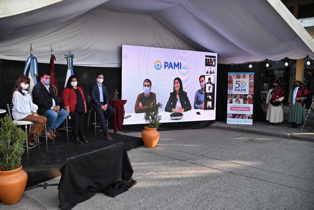 Junto a <a href="/luanavolnovich/">Luana Volnovich</a> y <a href="/eugeniogarriga/">Eugenio Garriga</a> acompañamos la inauguración de la nueva agencia PAMI de El Carril, Salta. Más de 1600 afiliados de la región podrán contar con la atención que merecen. Es una alegría seguir acercando el PAMI a cada rincón del país.

#PamiPresente 🇦🇷