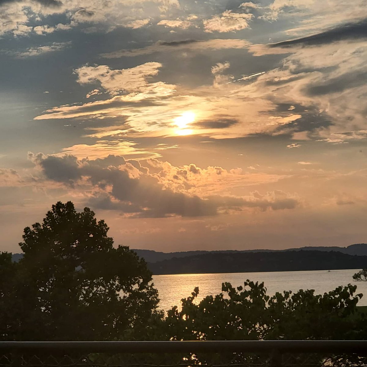 mischeviouself's tweet photo. Sunset over moonshine beach https://t.co/8x8bd8gMWv